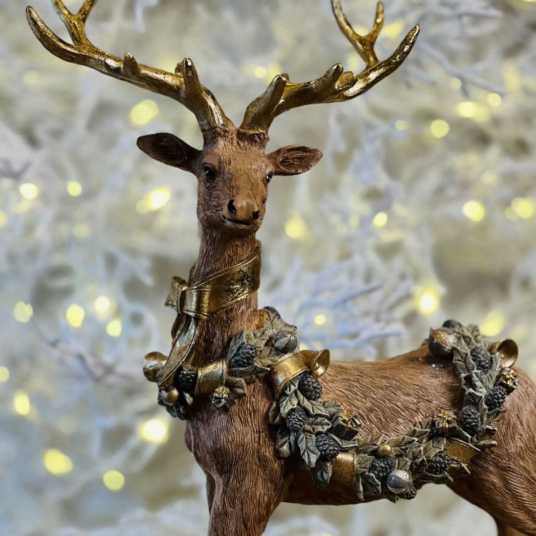 Decoração Rena em Pé com Colar de Pinhas - 46cm