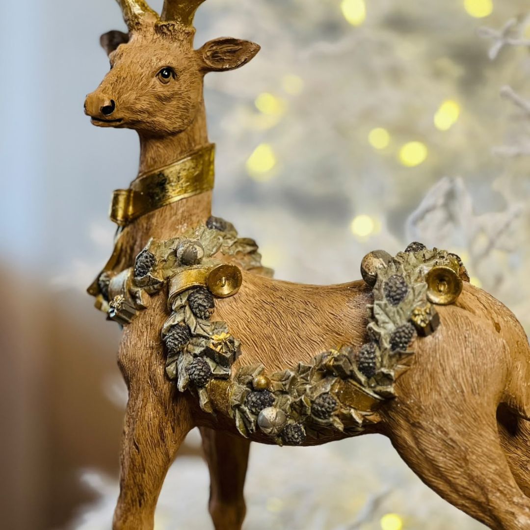 Decoração Rena em Pé com Colar de Pinhas - 46cm