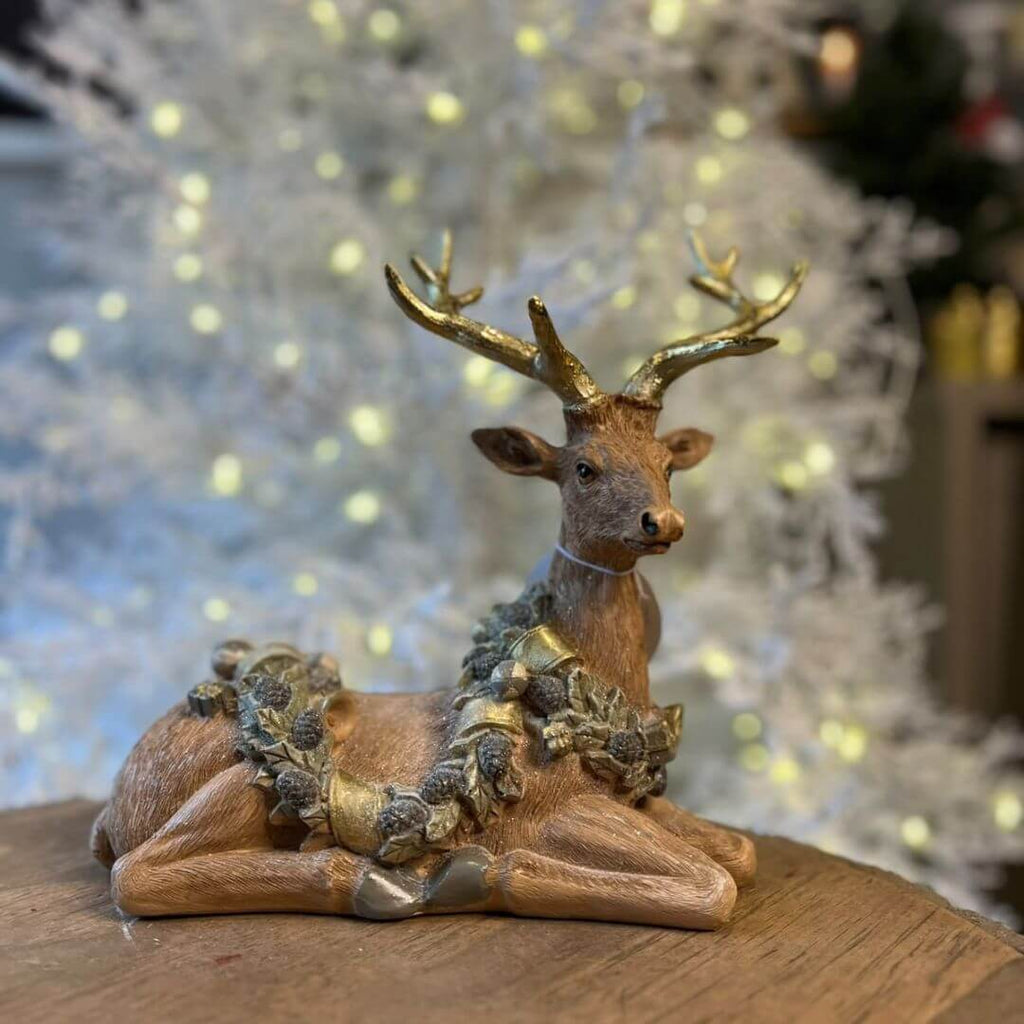 Rena Decorativa Deitada com Colar de Pinhas – 25cm
