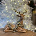 Rena Decorativa Deitada com Colar de Pinhas – 25cm