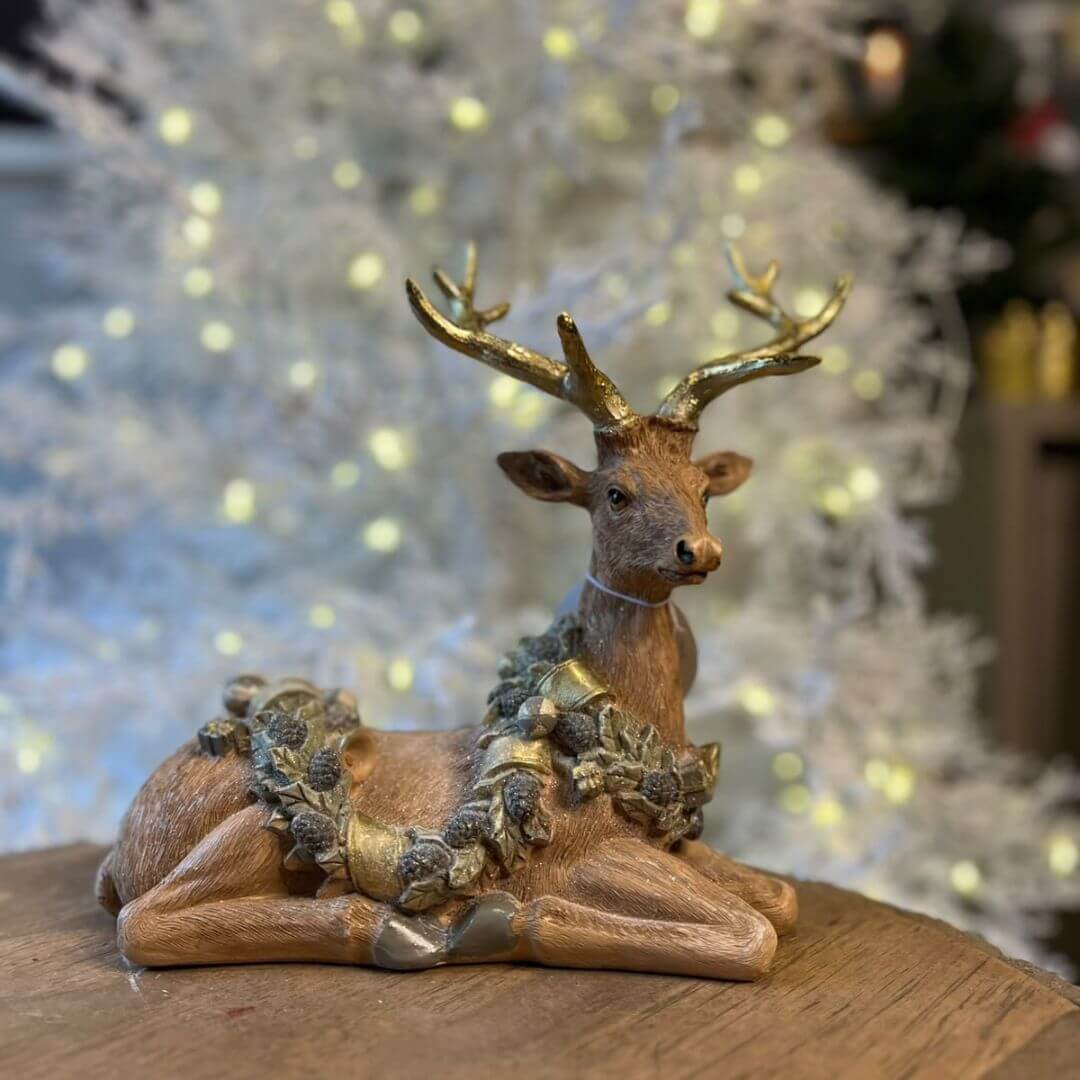 Rena Decorativa Deitada com Colar de Pinhas – 25cm