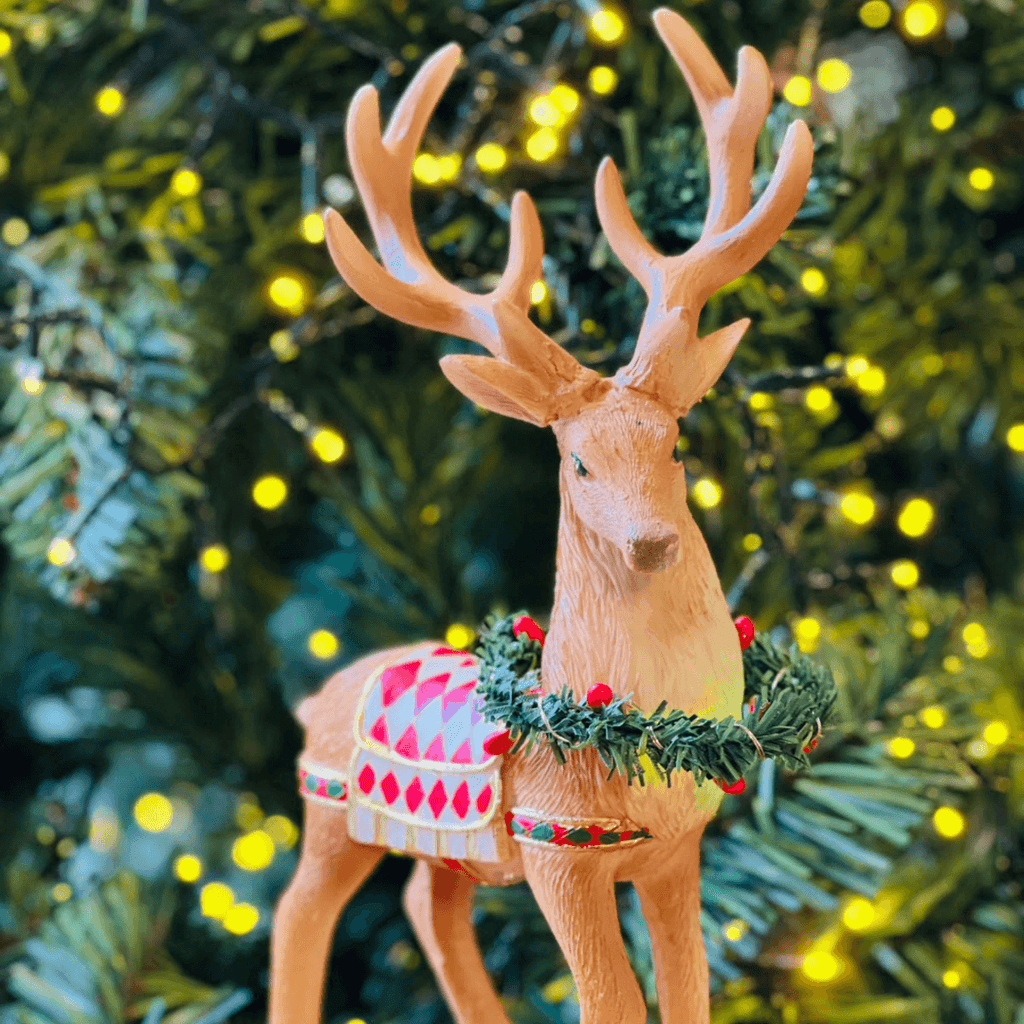 Decoração Rena com Guirlanda e LED em Marrom e Verde – 26cm